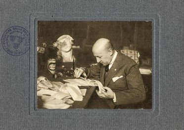  Gabriele D'Annunzio  (1863 - 1938) : Ritratto fotografico.  - Asta Libri, Manoscritti e Autografi - Libreria Antiquaria Gonnelli - Casa d'Aste - Gonnelli Casa d'Aste