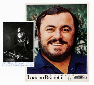  Pavarotti Luciano : Raccolta di 3 fotografie in bianco e nero autografate, insieme ad 1 brochure pubblicitaria con firma autografa.  - Asta Libri, autografi e manoscritti - Libreria Antiquaria Gonnelli - Casa d'Aste - Gonnelli Casa d'Aste