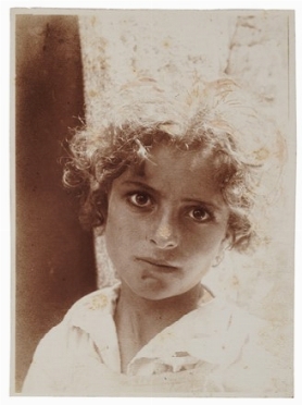  Wilhelm (von) Gloeden  (Wismar, 1856 - Taormina, 1931) : Ritratto di bambina.  - Asta Fotografie storiche - Libreria Antiquaria Gonnelli - Casa d'Aste - Gonnelli Casa d'Aste