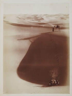  Lehnert & Landrock  (attivi a Tunisi, ) : Tunisia. Scena con nomadi nel deserto.  - Asta Fotografie storiche - Libreria Antiquaria Gonnelli - Casa d'Aste - Gonnelli Casa d'Aste