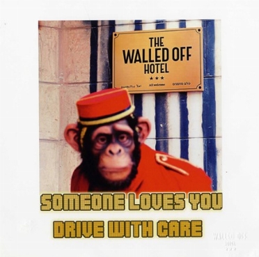  Banksy  (Bristol, 1974) : The Walled Off Hotel. Someone loves you. Drive with care.  - Auction Modern and Contemporary Art [II Part ] - Libreria Antiquaria Gonnelli - Casa d'Aste - Gonnelli Casa d'Aste