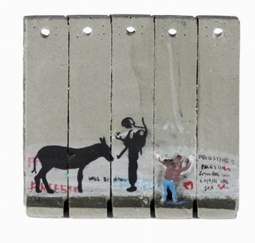  Banksy  (Bristol, 1974) : The Walled Off Hotel. Palestine is... Five-part souvenir wall section.  - Asta Arte Moderna e Contemporanea [Parte II] - Libreria Antiquaria Gonnelli - Casa d'Aste - Gonnelli Casa d'Aste