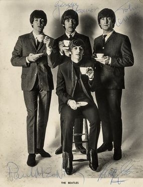  Beatles : Ritratto fotografico in bianco e nero con firme autografe.  - Asta Libri, Manoscritti e Autografi - Libreria Antiquaria Gonnelli - Casa d'Aste - Gonnelli Casa d'Aste