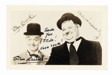  Laurel Stan : Dedica e firma autografa su ritratto fotografico che ritrae la celebre coppia Stanlio e Ollio (Laurel & Hardy).  - Asta Libri & Grafica - Libreria Antiquaria Gonnelli - Casa d'Aste - Gonnelli Casa d'Aste