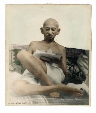  Gandhi : Ritratto fotografico a colori.  - Asta Grafica & Libri - Libreria Antiquaria Gonnelli - Casa d'Aste - Gonnelli Casa d'Aste