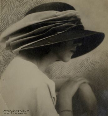  Mario Castagneri : Large hat worn by model, probably his wife Vittoria. Photography.  - Auction Graphics & Books - Libreria Antiquaria Gonnelli - Casa d'Aste - Gonnelli Casa d'Aste