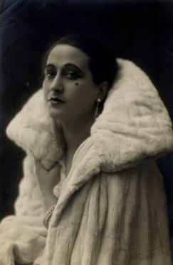  Attilio Badodi Attilio : Portrait of actress Lola Braccini in fur. Photography.  - Auction Graphics & Books - Libreria Antiquaria Gonnelli - Casa d'Aste - Gonnelli Casa d'Aste