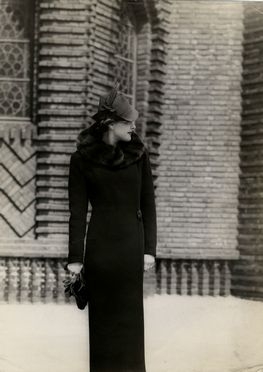  Von Santho Imre : Modella in cappotto nero. Fotografia.  - Asta Grafica & Libri - Libreria Antiquaria Gonnelli - Casa d'Aste - Gonnelli Casa d'Aste