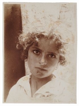  Wilhelm (von) Gloeden  (Wismar, 1856 - Taormina, 1931) : Ritratto di bambina.  - Auction Fotografie storiche - Libreria Antiquaria Gonnelli - Casa d'Aste - Gonnelli Casa d'Aste