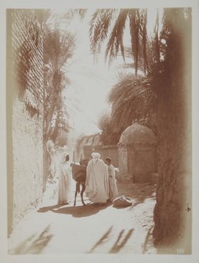  Lehnert & Landrock  (attivi a Tunisi, ) : Tunisia. Scena di genere in un villaggio.  - Asta Fotografie storiche - Libreria Antiquaria Gonnelli - Casa d'Aste - Gonnelli Casa d'Aste