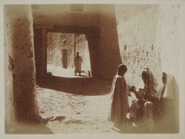  Lehnert & Landrock  (attivi a Tunisi, ) : Tunisia. Scena di genere in un vicolo.  - Auction Fotografie storiche - Libreria Antiquaria Gonnelli - Casa d'Aste - Gonnelli Casa d'Aste