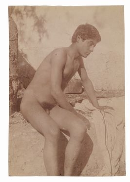  Wilhelm (von) Gloeden  (Wismar, 1856 - Taormina, 1931) : Nudo maschile seduto.  [..]
