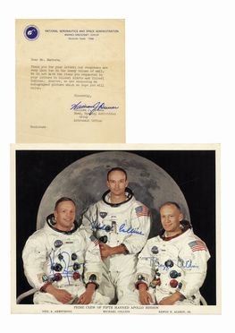 Ritratto con firme autografe di Neil Armstrong, Michael Collins e Edwin E. Aldrin.  - Asta Libri, autografi e manoscritti - Libreria Antiquaria Gonnelli - Casa d'Aste - Gonnelli Casa d'Aste