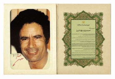  Gheddafi Muammar : Fotografia con firma autografa.  - Asta Libri, autografi e manoscritti - Libreria Antiquaria Gonnelli - Casa d'Aste - Gonnelli Casa d'Aste
