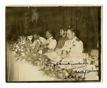  Gagarin Juri : Fotografia con annotazione e firma autografa di Gagarin.  - Asta Libri, autografi e manoscritti - Libreria Antiquaria Gonnelli - Casa d'Aste - Gonnelli Casa d'Aste