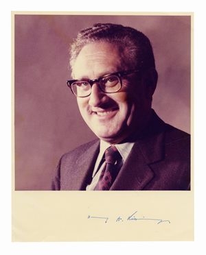  Kissinger Henry : Fotografia ufficiale con firma autografa.  - Asta Libri, autografi e manoscritti - Libreria Antiquaria Gonnelli - Casa d'Aste - Gonnelli Casa d'Aste