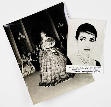  Maria Callas : Ritratto fotografico su cartolina non viaggiata con dedica e firma.  - Asta LIBRI, MANOSCRITTI, STAMPE E DISEGNI - Libreria Antiquaria Gonnelli - Casa d'Aste - Gonnelli Casa d'Aste